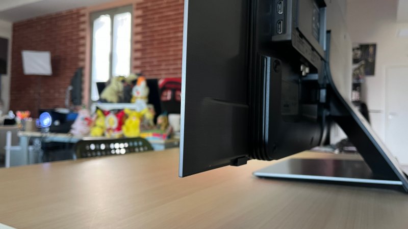 Il Samsung OLED S95B ha un pannello molto sottile Il Samsung OLED S95B ha un pannello molto sottile