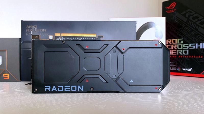 La plaque arrière massive et blindée de l'AMD Radeon RX 7900 XTX