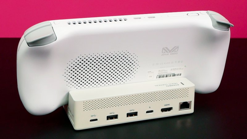 La dock station di Ayaneo 2 è piuttosto costosa, ma è molto versatile e può essere utilizzata con un gran numero di PC portatili. Ottimo per chi ha più di un dispositivo simile o pensa di acquistarne altri in futuro La dock station di Ayaneo 2 è piuttosto costosa, ma è molto versatile e può essere utilizzata con un gran numero di PC portatili. Ottimo per chi ha più di un dispositivo simile o pensa di acquistarne altri in futuro