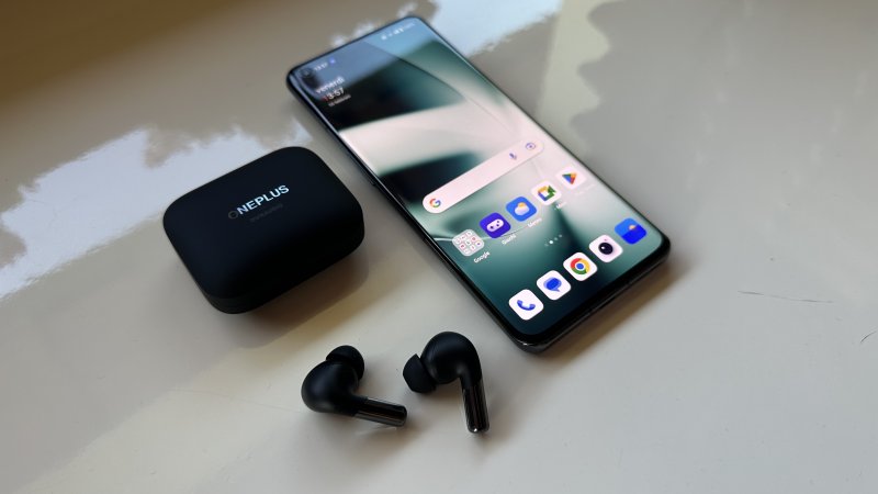 Le OnePlus Buds Pro 2, di fianco allo smartphone OnePlus 11
