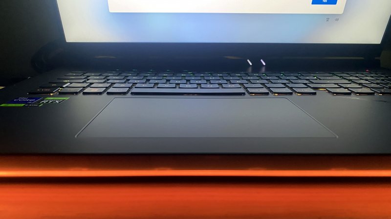 Le dimensioni dell'ASUS ROG Strix SCAR 18 garantiscono diversi vantaggi: schermo da 18 pollici, touchpad di grandi dimensioni e un'ampia tastiera