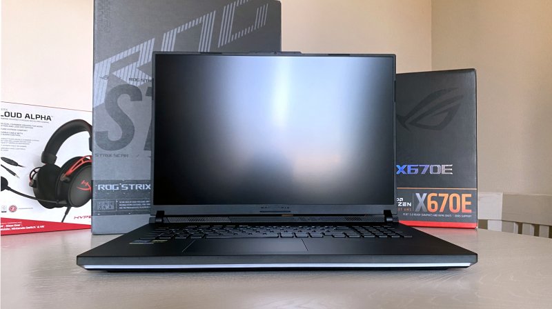 L'ASUS ROG Strix SCAR 18 è bello grosso, ma promette prestazioni da desktop di ultima generazione