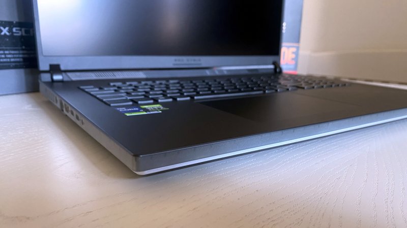 L'impianto sonoro dell'ASUS ROG Strix SCAR 18 è composto da 4 altoparlanti di cui 2 sono tweeter e 2 sono woofer