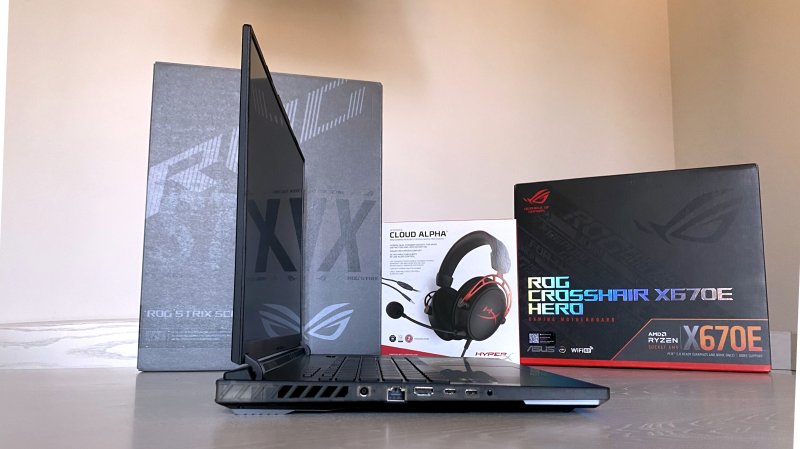 La connettività dell'ASUS ROG Strix SCAR 18 non manca di nulla di essenziale, ma viste le dimensioni e il prezzo, un lettore SD non ci sarebbe stato male