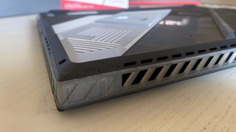 Gli spessi tacchetti in robusta gomma dell'ASUS ROG Strix SCAR 18 sono d'aiuto per la dissipazione