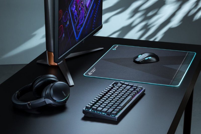 Harpe Ace e Hone Ace insieme su di una scrivania