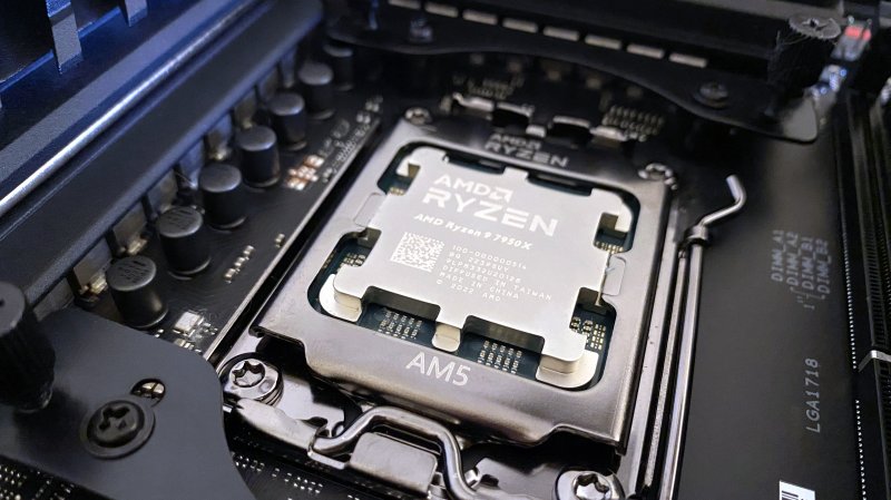 Malgré une efficacité élevée, la consommation d'énergie et les températures de l'AMD Ryzen 7950X sont plus élevées que celles de son prédécesseur.
