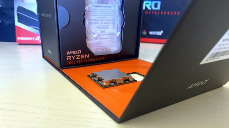 Le boîtier de l'AMD Ryzen 9 7950X est, comme celui de l'AMD Ryzen 9 7900X, plus robuste et luxueux que celui des deux modèles moins puissants de la série.