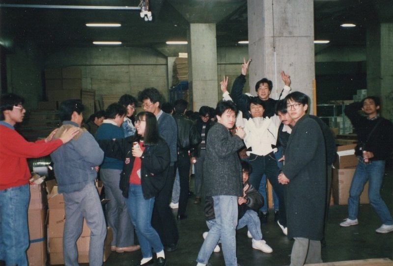 La fête de lancement de Final Fanasy en 1987. À l'extrême droite de la photo, on peut voir Hiroyuki Ito. Également à droite, avec une moustache, se trouve Hironobu Sakaguchi. L'homme en veste de cuir et en pull au centre est un jeune Nobuo Uematsu.