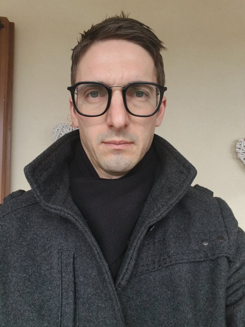 Un selfie eseguito con la fotocamera frontale di OPPO Find N2 Flip Un selfie eseguito con la fotocamera frontale di OPPO Find N2 Flip