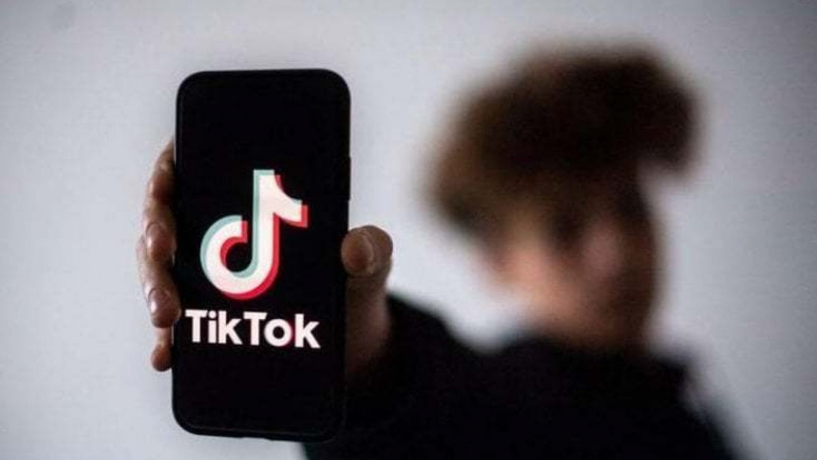 TikTok, nuovo blocco in arrivo: massimo un'ora di utilizzo al giorno per i minorenni