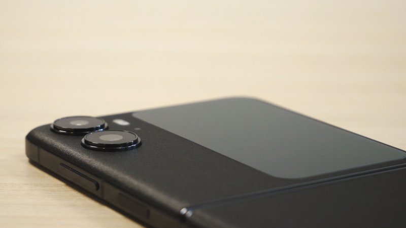 Il modulo fotografico posteriore presenta una wide e un'ultra-wide Il modulo fotografico posteriore presenta una wide e un'ultra-wide