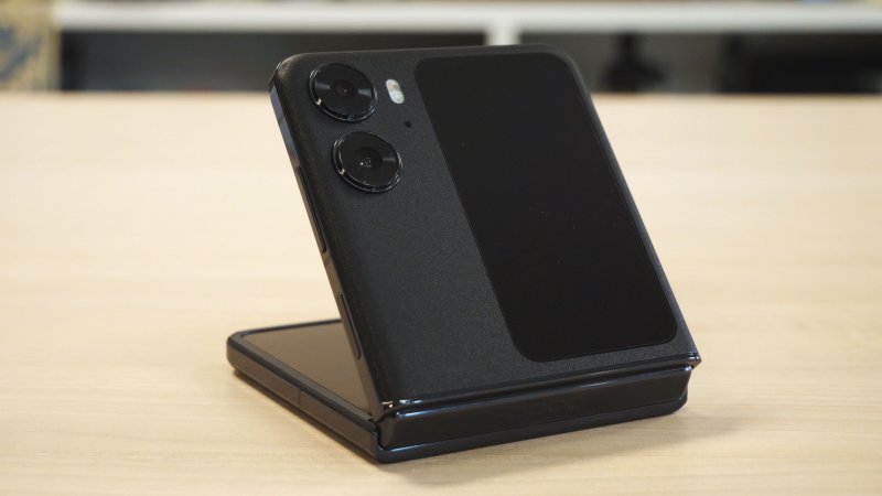 Il design di OPPO Find N2 Flip è quello classico a conchiglia Il design di OPPO Find N2 Flip è quello classico a conchiglia