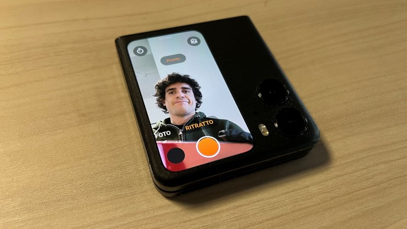 Il display esterno è ottimo anche come mirino per scattare selfie con le fotocamere esterne Il display esterno è ottimo anche come mirino per scattare selfie con le fotocamere esterne