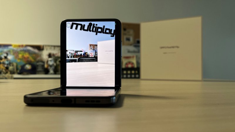 OPPO Find N2 Flip può essere utilizzato per vedere video senza mani sfruttando la piega OPPO Find N2 Flip può essere utilizzato per vedere video senza mani sfruttando la piega