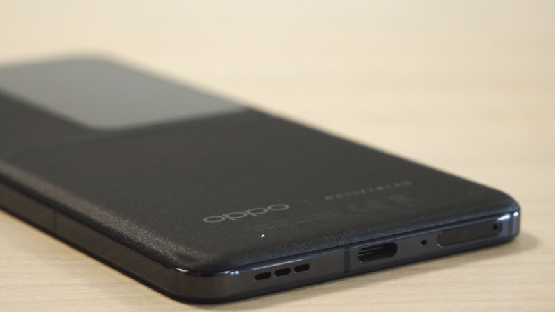 La texture del rivestimento posteriore è particolarmente bella da vedere e piacevole da toccare La texture del rivestimento posteriore è particolarmente bella da vedere e piacevole da toccare