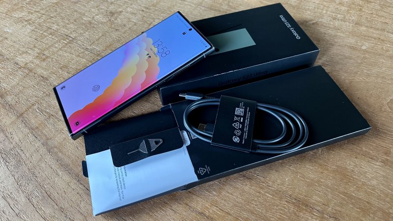La confezione del tutto priva di accessori di Samsung Galaxy S23 Ultra
