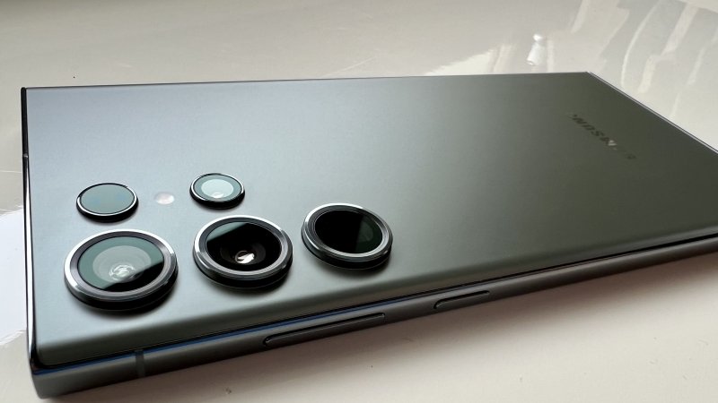 Un dettaglio del modulo fotocamere posteriore di Samsung Galaxy S23 Ultra
