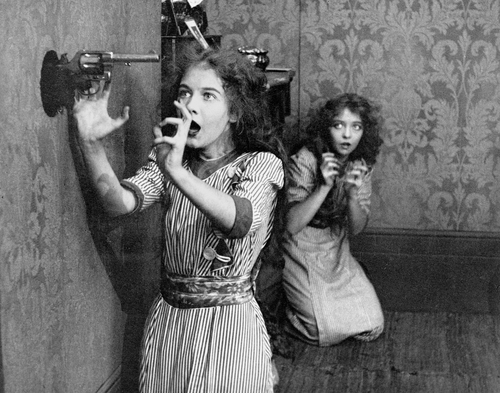Videogiochi in prima persona: espressione e corpo nel cinema in un esempio tratto da 'Un nemico sconosciuto' con le sorelle Dorothy e Lillian Gish