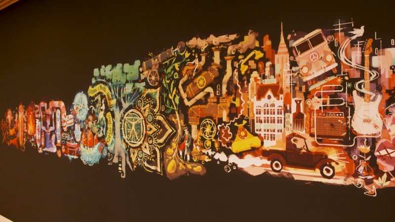 La belle peinture murale dédiée à l'humanité dans les bureaux du studio