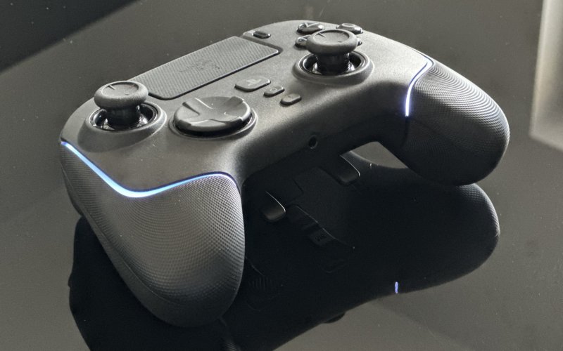 Razer Wolverine V2 Pro visto di lato con illuminazione accesa Razer Wolverine V2 Pro visto di lato con illuminazione accesa