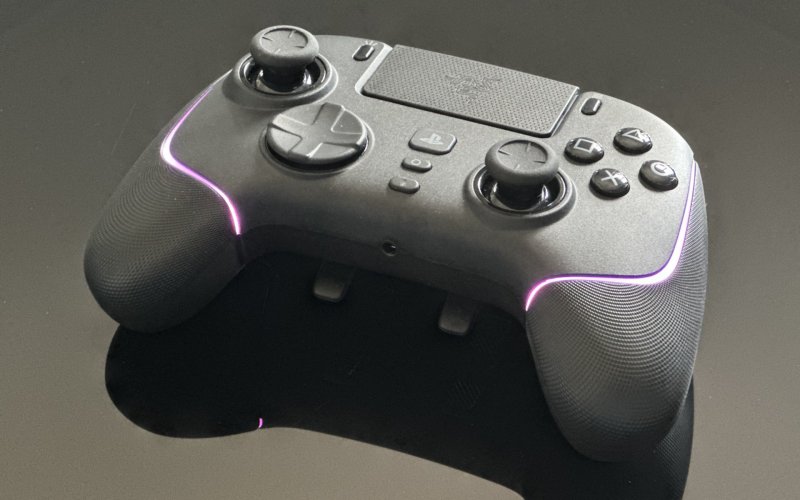 Razer Wolverine V2 Pro con l'illuminazione RGB accesa Razer Wolverine V2 Pro con l'illuminazione RGB accesa
