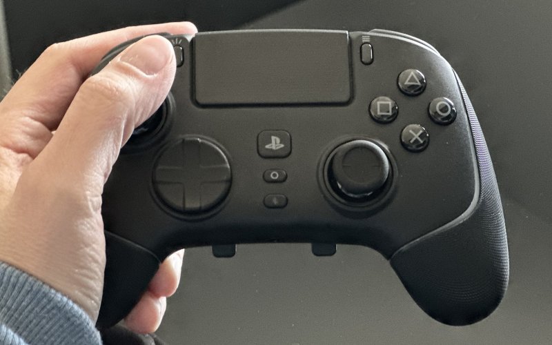 Razer Wolverine V2 Pro impugnato, è comodissimo Razer Wolverine V2 Pro impugnato, è comodissimo