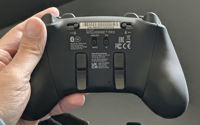 Razer Wolverine V2 Pro, la posizione dei tasti extra posteriori è un po' casuale Razer Wolverine V2 Pro, la posizione dei tasti extra posteriori è un po' casuale