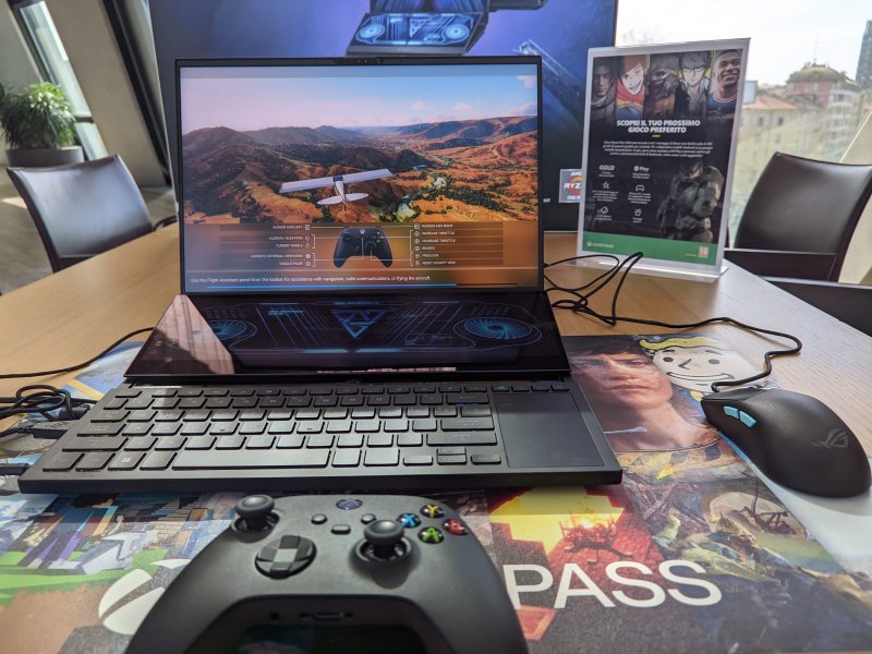 L'originale design del ROG Zephyrus Duo 16 (2023) L'originale design del ROG Zephyrus Duo 16 (2023)