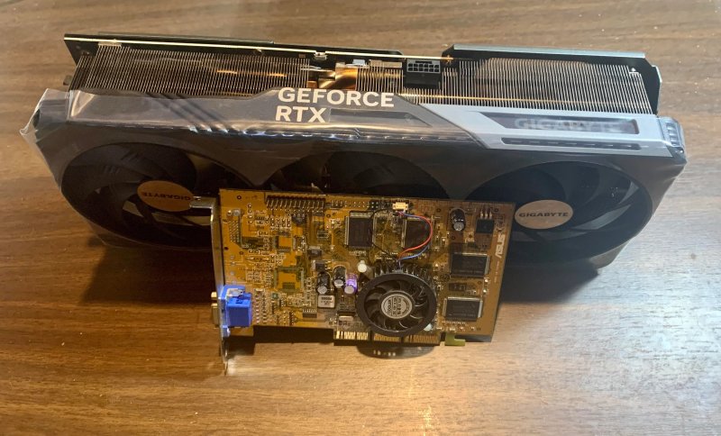 Da Reddit: una GeForce 256 accanto a una 4090