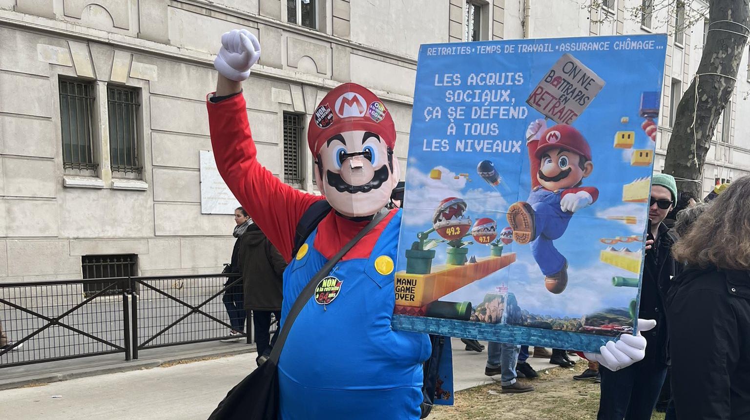 Mario usato in Francia per le proteste di piazza contro la riforma delle pensioni di Macron