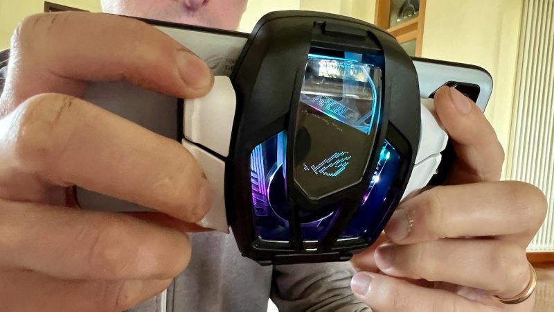 L'AeroActive Cooler aggiunge 4 pulsanti fisici, ma obbliga a una presa del telefono molto poco comoda L'AeroActive Cooler aggiunge 4 pulsanti fisici, ma obbliga a una presa del telefono molto poco comoda