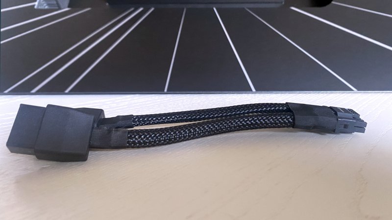 La NVIDIA GeForce RTX 4070 Founders Edition pretende due connettori da 8-pin da collegare all'adattatore proprietario, ma potrebbero arrivare modelli custom da un solo connettore da 8-pin