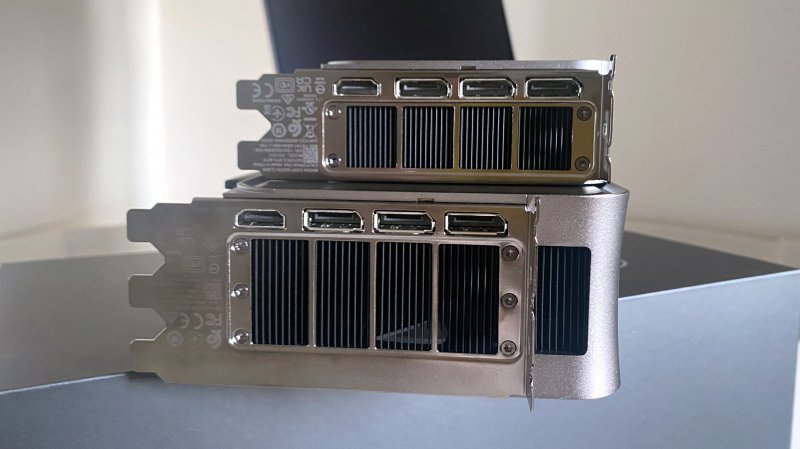 La NVIDIA GeForce RTX 4070 è uno scricciolo rispetto alla NVIDIA GeForce RTX 4090 Founders Edition, ma la connettività video è la stessa