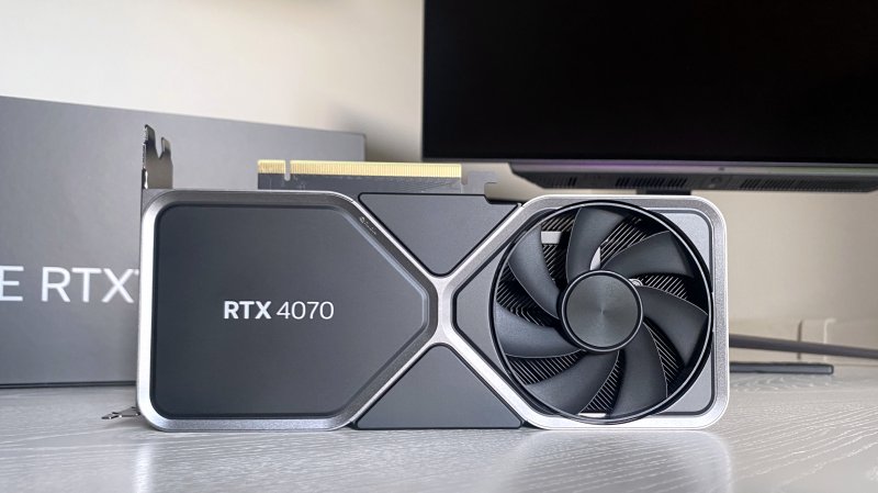 La NVIDIA GeForce RTX 4070 Founders Edition è pressoché identica ai modelli di punta, ma è decisamente più piccola