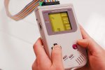 Mark The Hammer suona un Game Boy in un caverna del Polo Nord - Notizia
