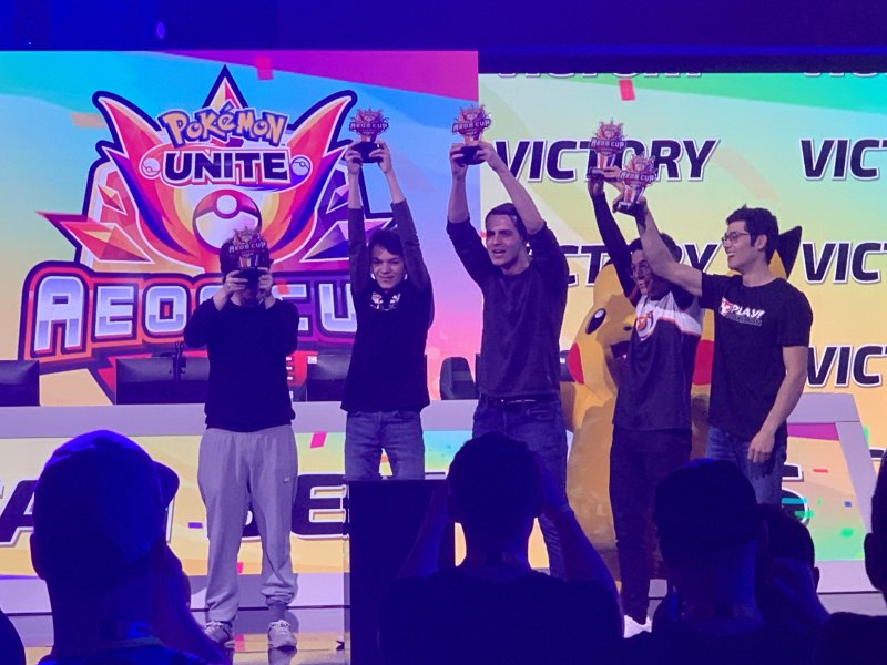 I Talibobo Believers sollevano il trofeo della prima Aeos Cup d'Europa di Pokémon Unite