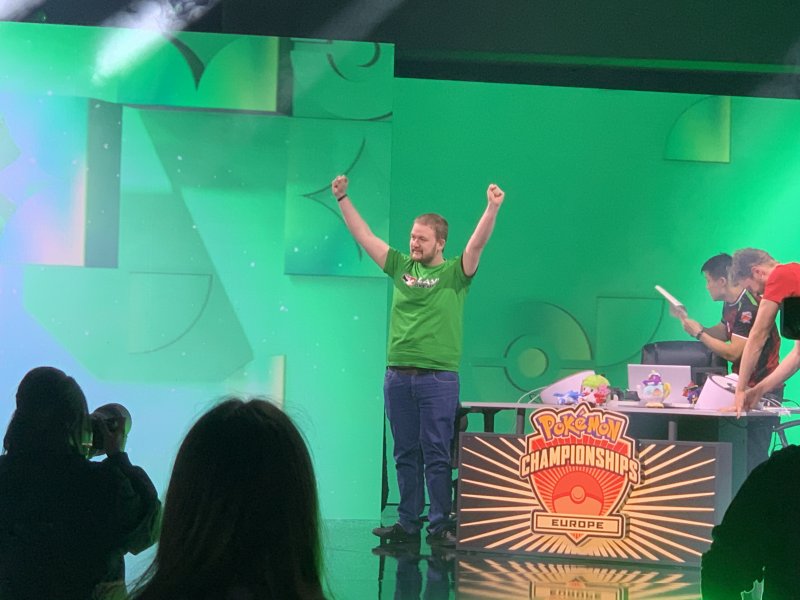 Il vincitore degli europei di Pokémon GO, il francese, TontonBatteuse esulta sul palco dell'Excel di Londra