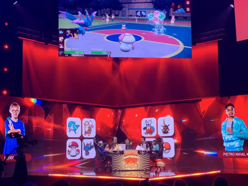 Due italiani si sono sfidati sul palco della finale della categoria junior di Pokémon Scarlatto e Pokémon Violetto