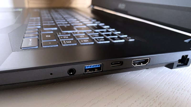 La connettività dell'MSI Pulse 17 è sufficiente per gran parte delle necessità e non manca di porta Thunderbolt, anche se della generazione precedente La connettività dell'MSI Pulse 17 è sufficiente per gran parte delle necessità e non manca di porta Thunderbolt, anche se della generazione precedente