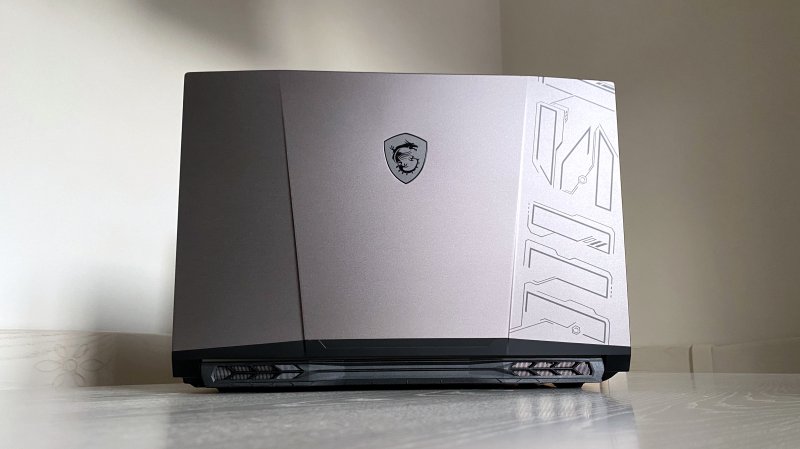 Il coperchio in alluminio dell'MSI Pulse 17 Il coperchio in alluminio dell'MSI Pulse 17