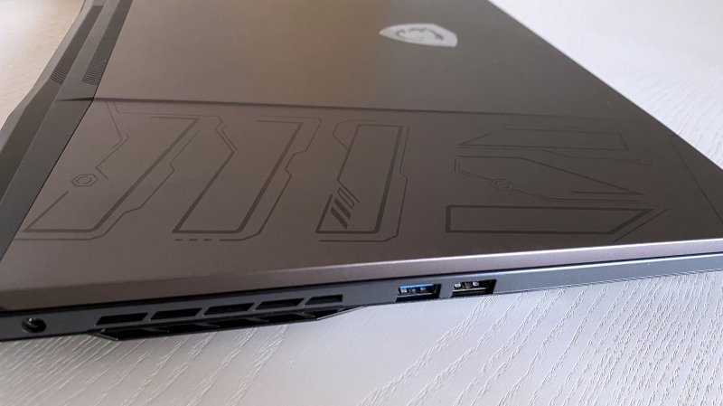 Colori e stile sono sobri, ma l'MSI Pulse 17 è comunque ben riconoscibile Colori e stile sono sobri, ma l'MSI Pulse 17 è comunque ben riconoscibile