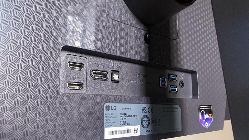 Les ports du LG UltraGear 27GR95QE-B sont facilement accessibles