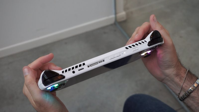Tutte le porte e i pulsanti sono sulla parte superiore di ASUS ROG Ally Tutte le porte e i pulsanti sono sulla parte superiore di ASUS ROG Ally