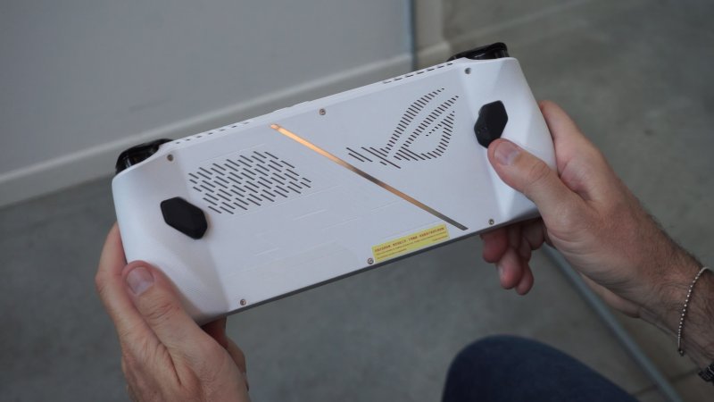 Il retro di ASUS ROG Ally con le grate di aspirazione, i dettagli in alluminio e la trama aggressiva Il retro di ASUS ROG Ally con le grate di aspirazione, i dettagli in alluminio e la trama aggressiva