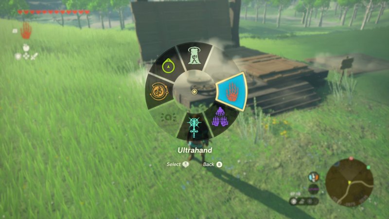Se in Breath of the Wild strumenti e poteri erano disposti in sequenza e andavano richiamati con un tasto direzionale, in Tears of the Kingdom si apre invece una ghiera tenendo premuto il dorsale sinistro Se in Breath of the Wild strumenti e poteri erano disposti in sequenza e andavano richiamati con un tasto direzionale, in Tears of the Kingdom si apre invece una ghiera tenendo premuto il dorsale sinistro