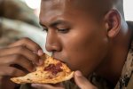 Call of Duty, stagione 3 dà problemi su PC, giocatore disperato invia una pizza agli sviluppatori - Notizia