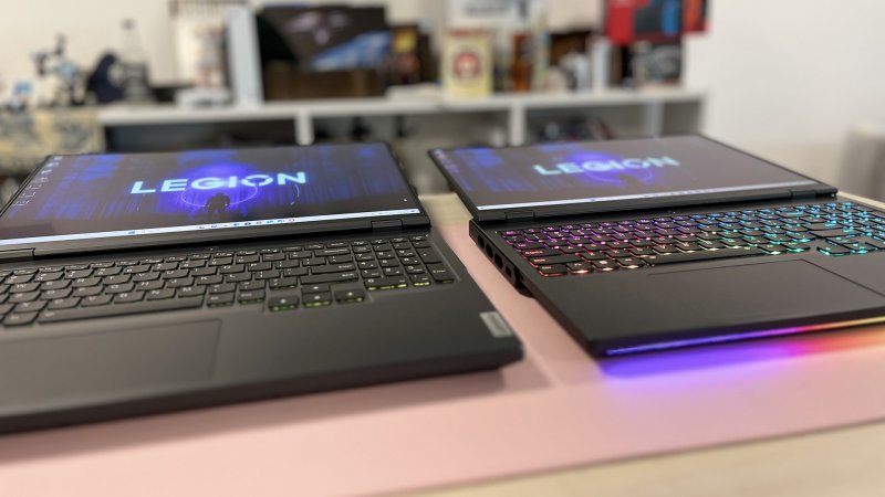 Il coperchio dei Legion Pro si apre praticamente a 180°