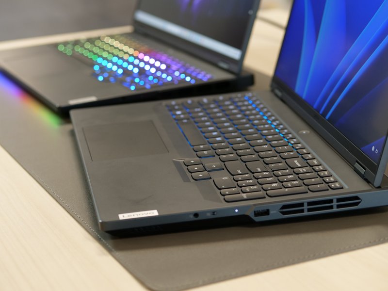 Le linee sobrie della linea Legion Pro si concedono ad alcuni elementi RGB nella loro ottima tastiera