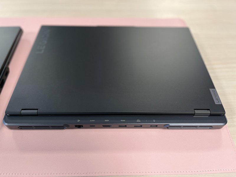 Il coperchio del Legion Pro 5i con il caratteristico tacco Lenovo